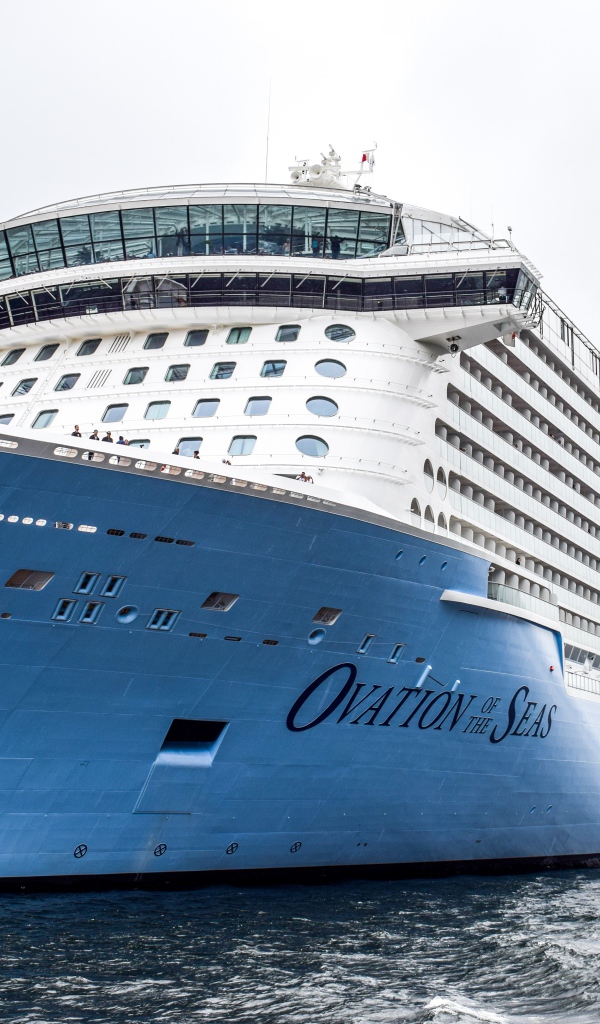 Большой круизный лайнер Ovation of the Seas заплывает в фьорд 