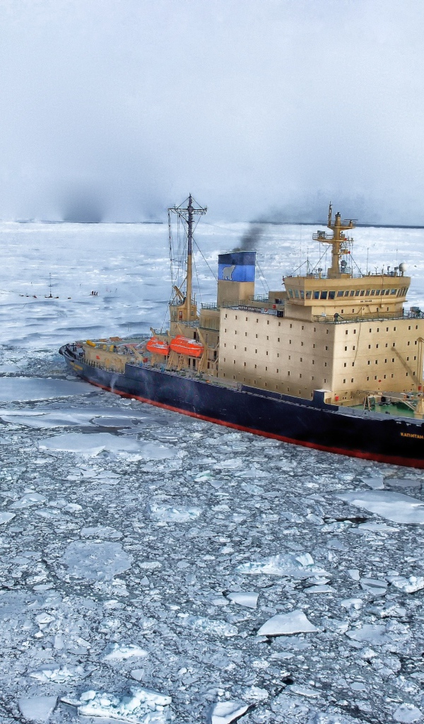 Большой ледокол в арктическом океане 