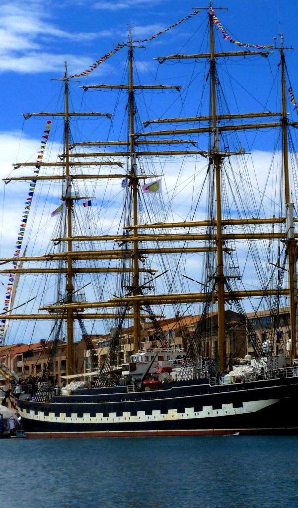 Большой парусный фрегат в порту на фоне неба