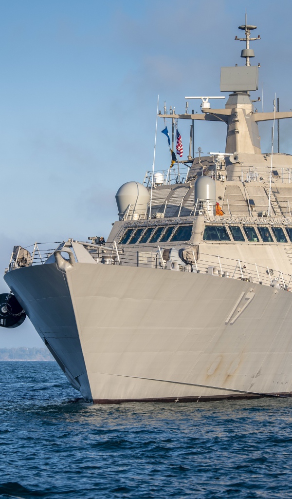 Большой военный корабль USS Indianapolis (LCS-17) в море