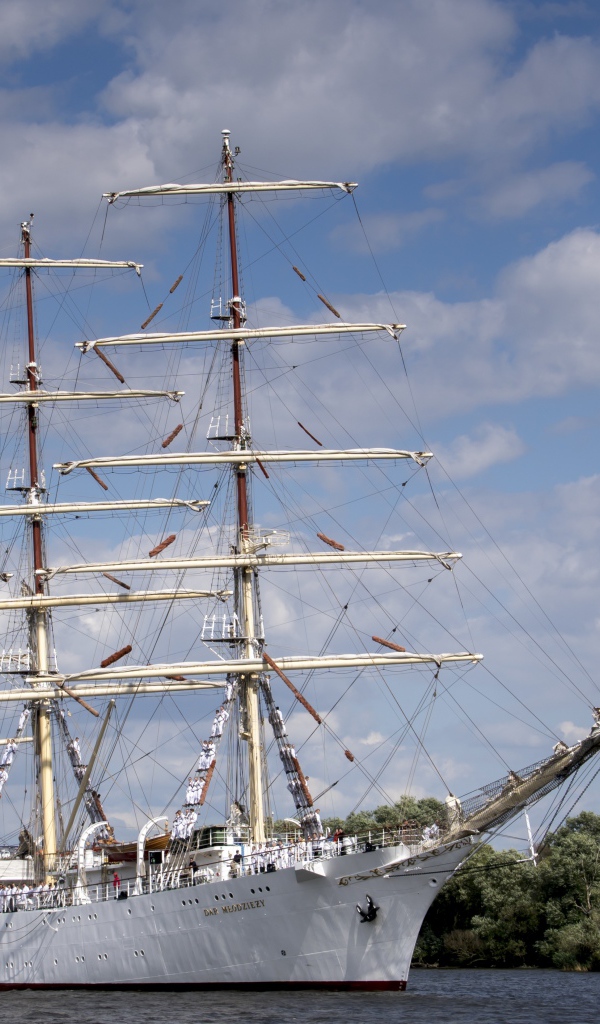 Большой белый корабль с опущенными парусами