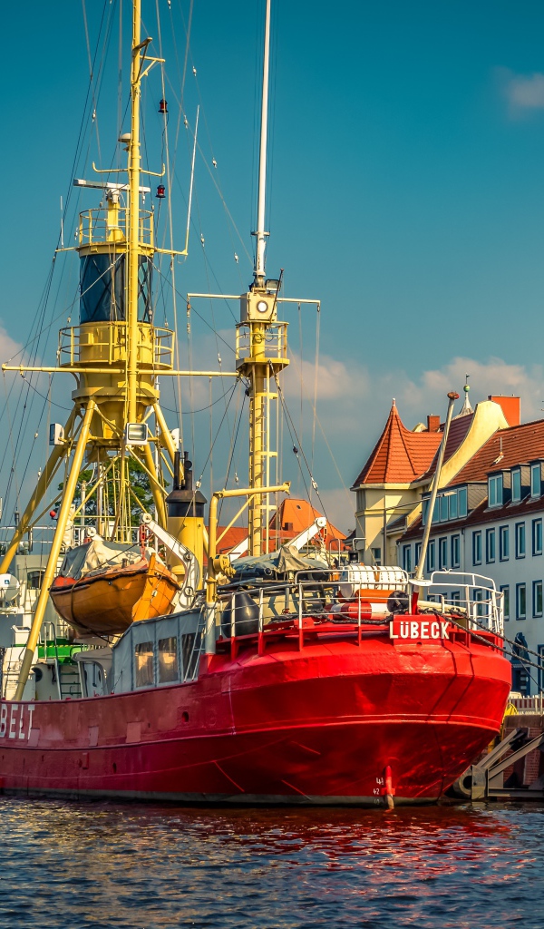Корабль fehmarnbelt в порту города Любек 
