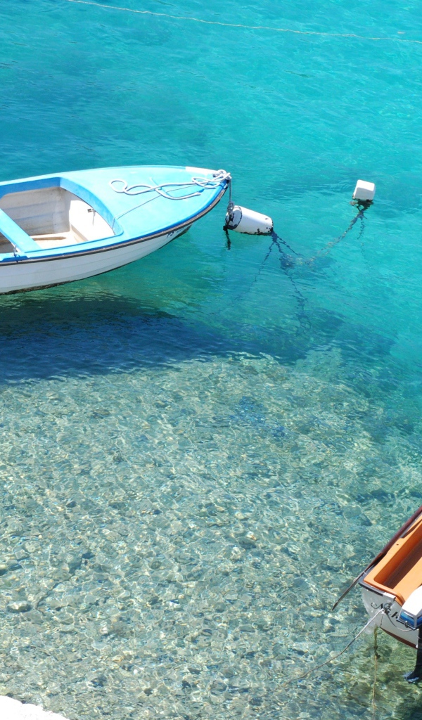Две лодки на голубой воде океана