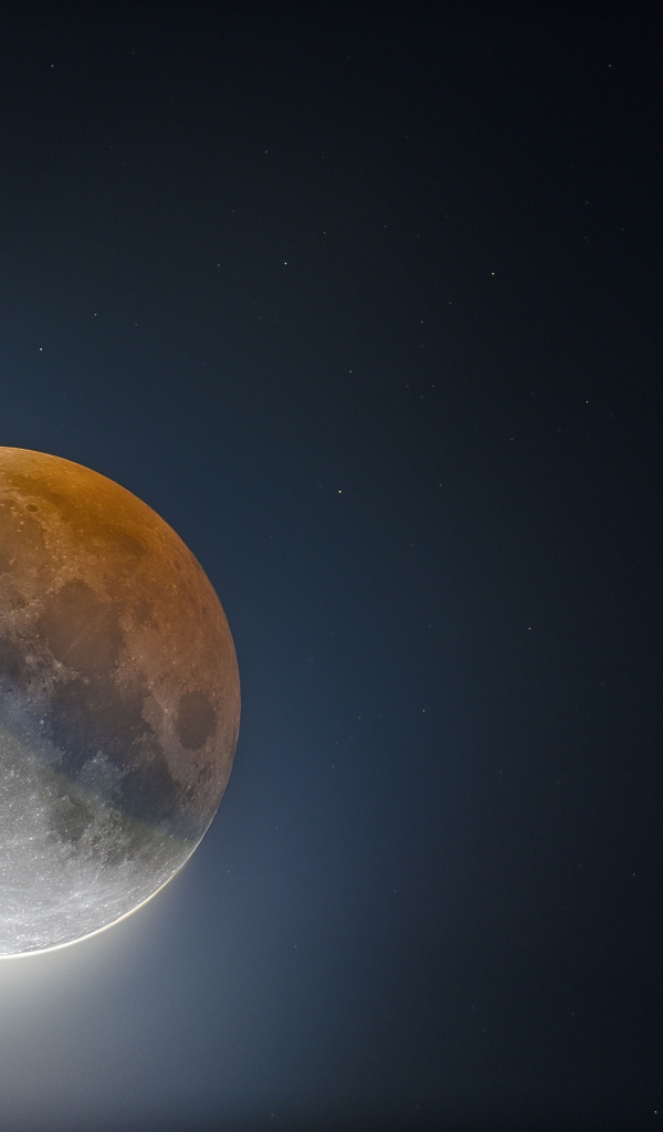 Большая желтая луна в черном небе 