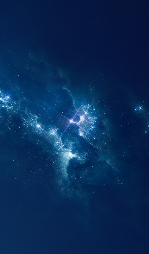 Млечный путь и яркие звезды в голубом ночном небе 