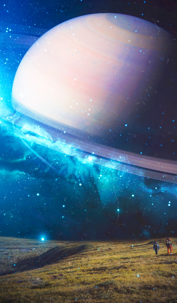 Большая планета Сатурн в неоновом небе над землей 