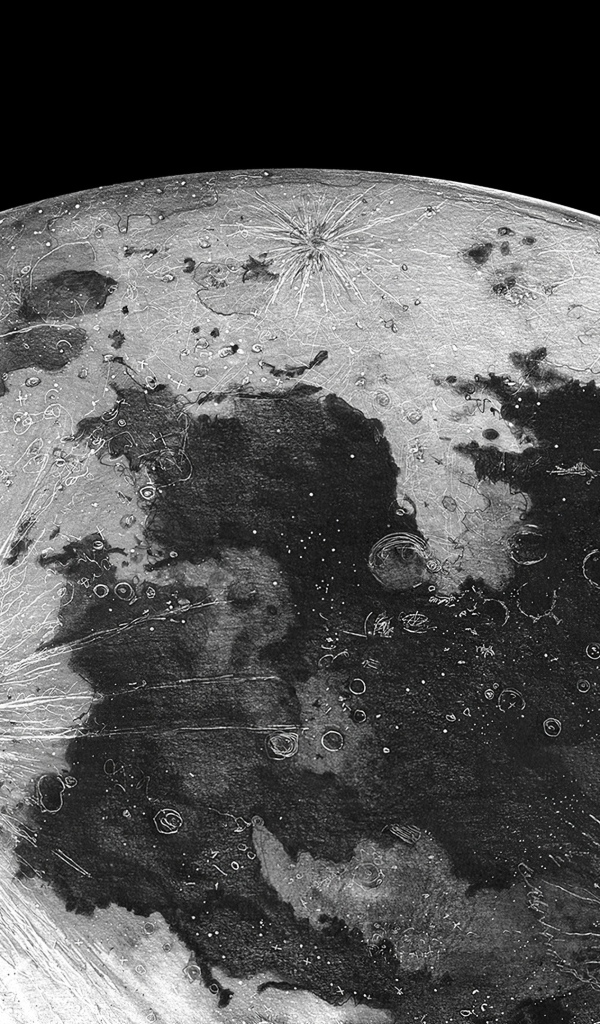 Вид на огромную луну на черном фоне 