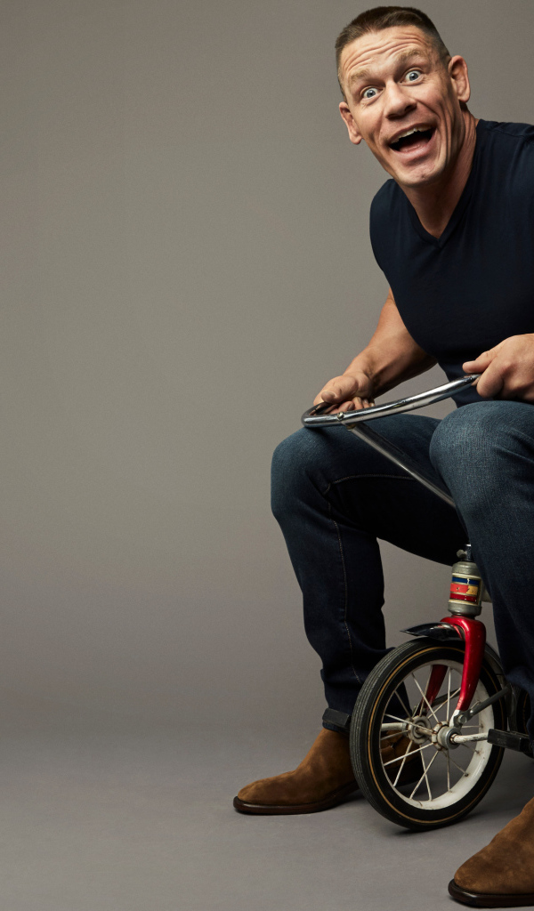 Американский рестлер Джон Сина на детском велосипеде