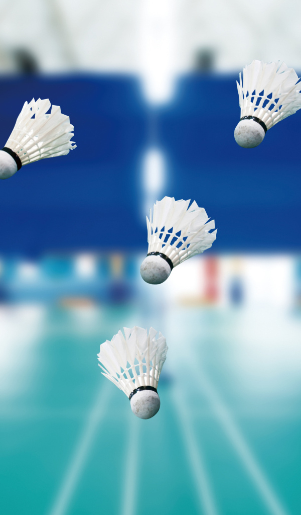 Воланчики в воздухе для игры в бадминтон
