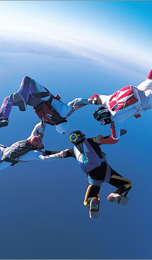 Четыре парашютиста в воздухе 