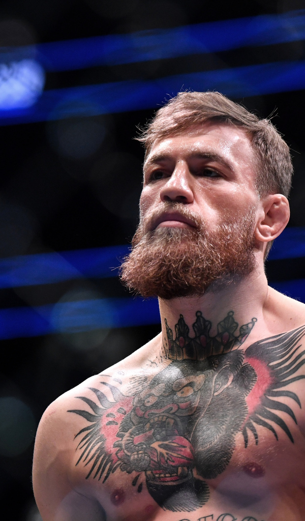 Ирландский боец Конор Макгрегор с татуировками на теле на ринге