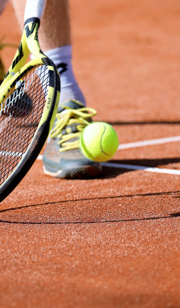 Мужчина играет на корте в теннис 