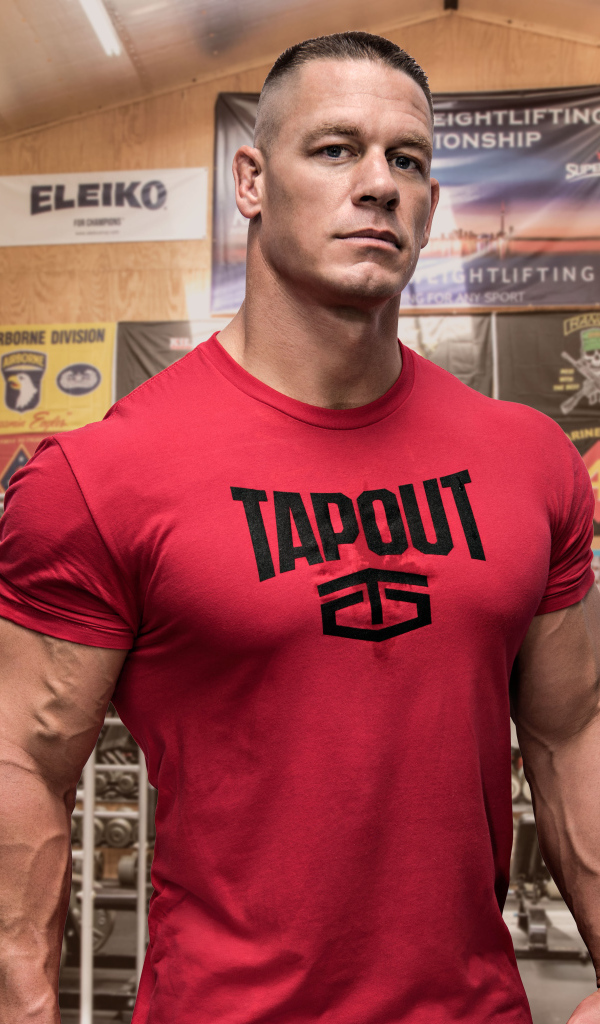 Сильный мужчина Джон Сина в спортзале