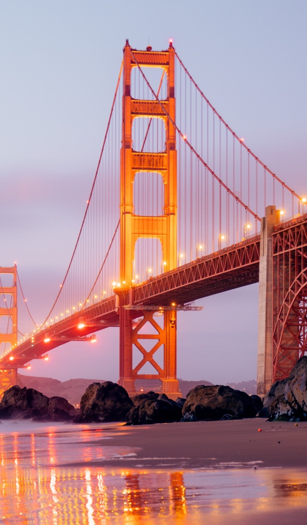 Мост Золотые Ворота в свете фонарей вечером