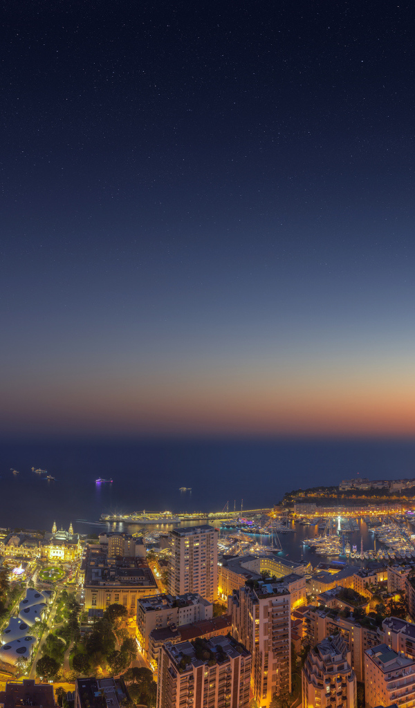 Вид на ночной город Монако под голубым небом