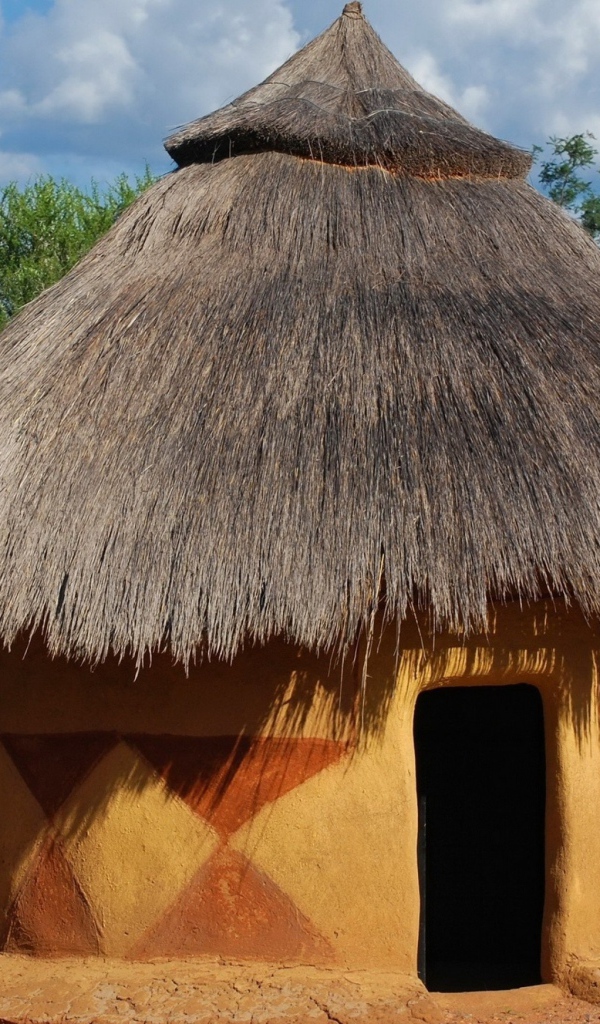 Глиняный дом на земле в Африке