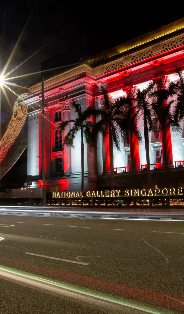 Красное здание национальной галереи Сингапура ночью, Азия 