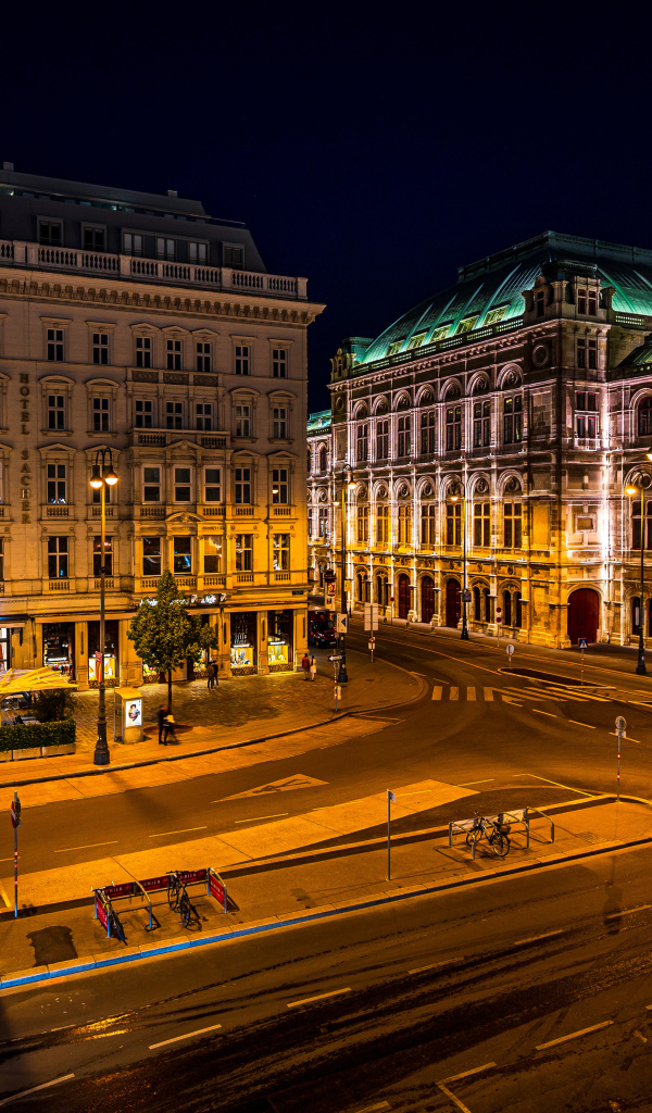 Старинные дома на ночной улице Вены, Австрия 