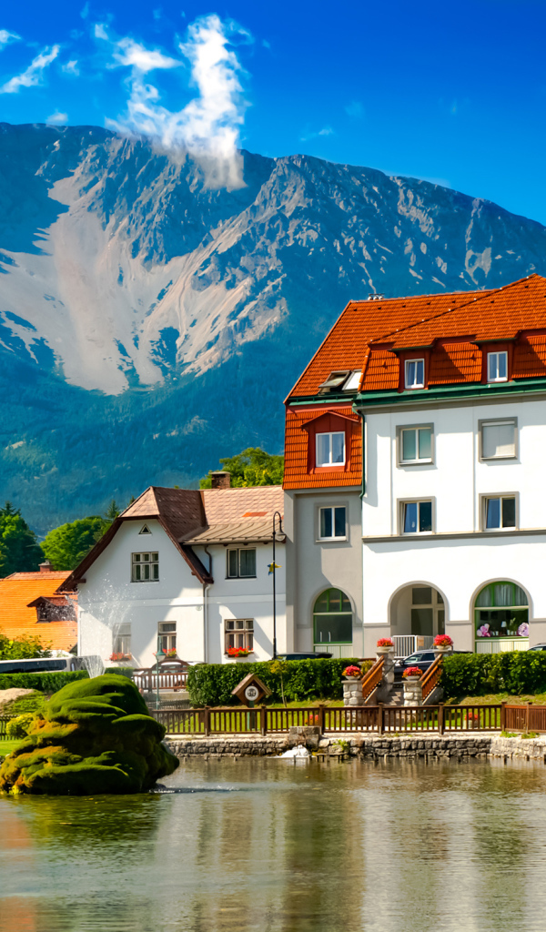 Большой красивый белый дом у подножия горы, Австрия 