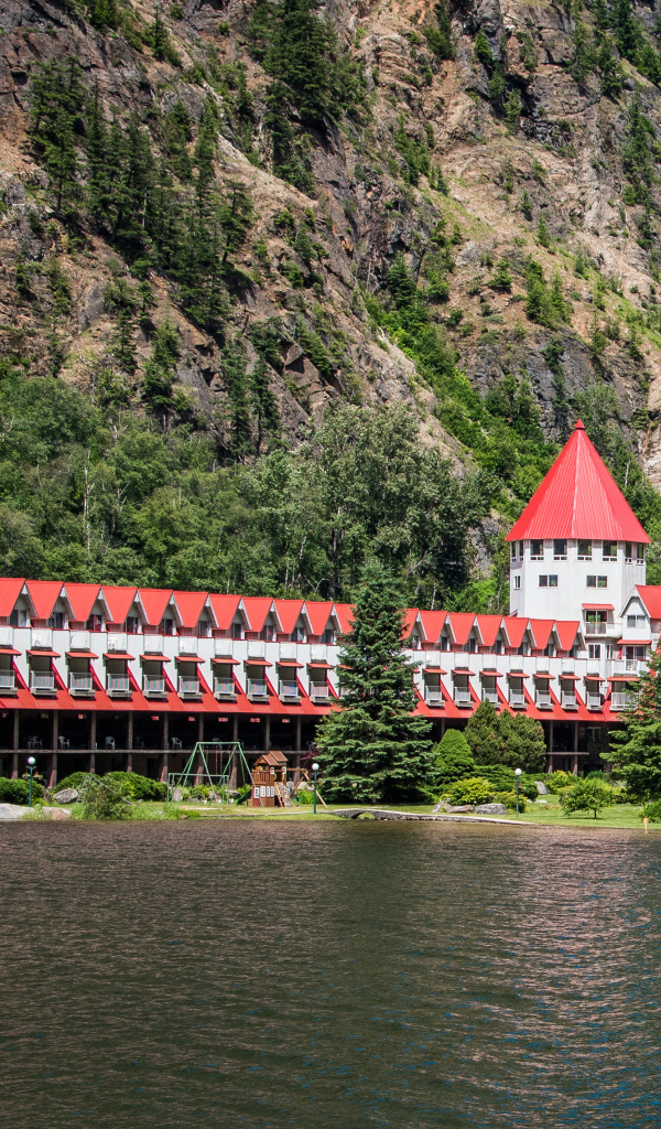 Большая гостиница у воды в горах, Канада 