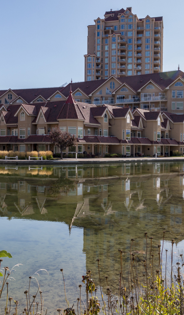 Много домов на берегу озера, Канада 