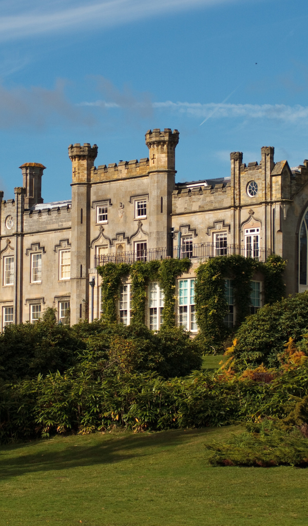 Красивый старинный замок в  Шеффилд парке, Англия