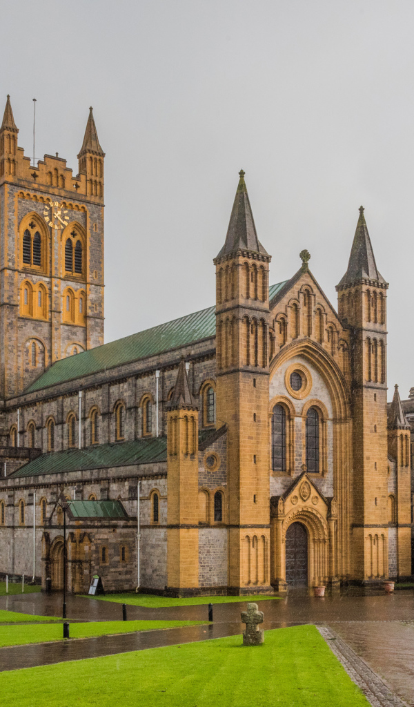 Старинное здание под дождем, Англия 