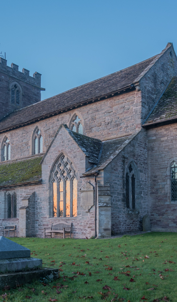 Старое каменное здание под голубым небом, Англия 