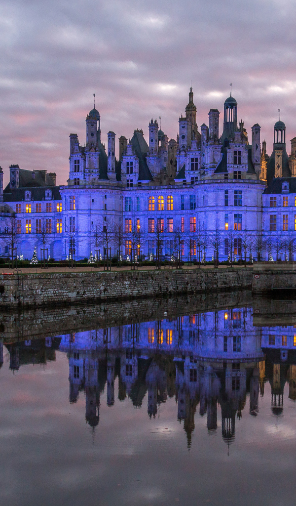 Замок Шамбор отражается в воде в сумерках, Франция