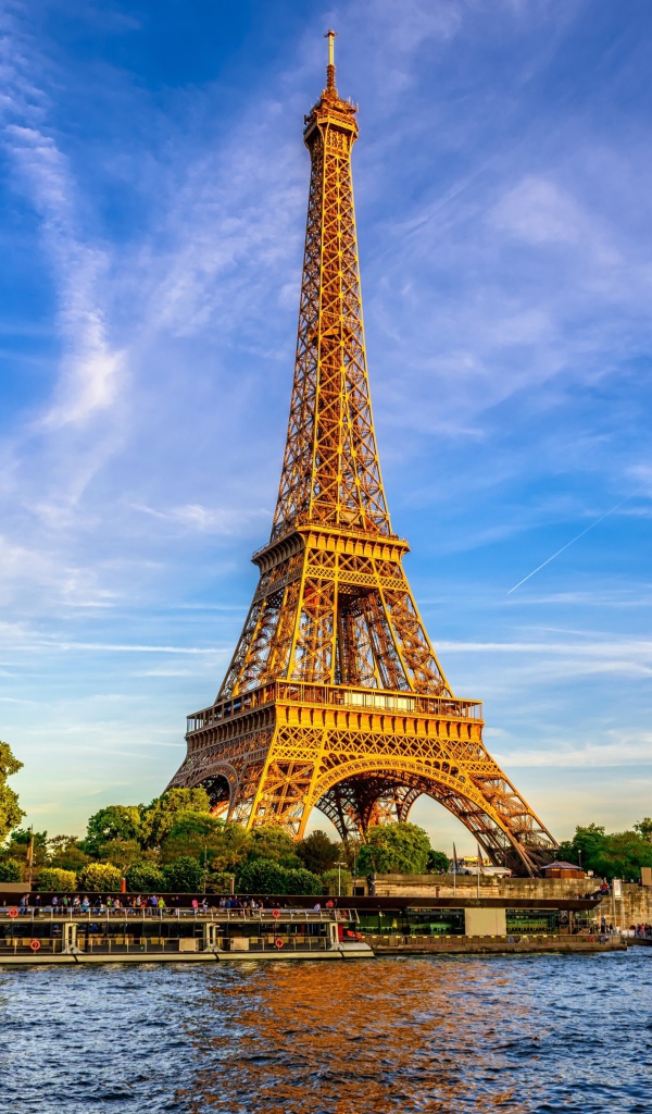 Высокая Эйфелева башня под красивым небом Парижа, Франция