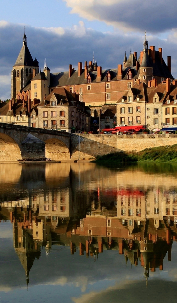 Большой дом отражается в реке у моста, Франция