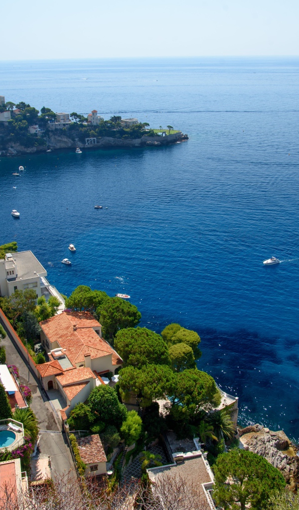 Вид на дома на холме у залива, Франция 