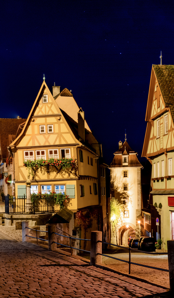 Красивые дома на ночной улице города Ротенбург, Германия 
