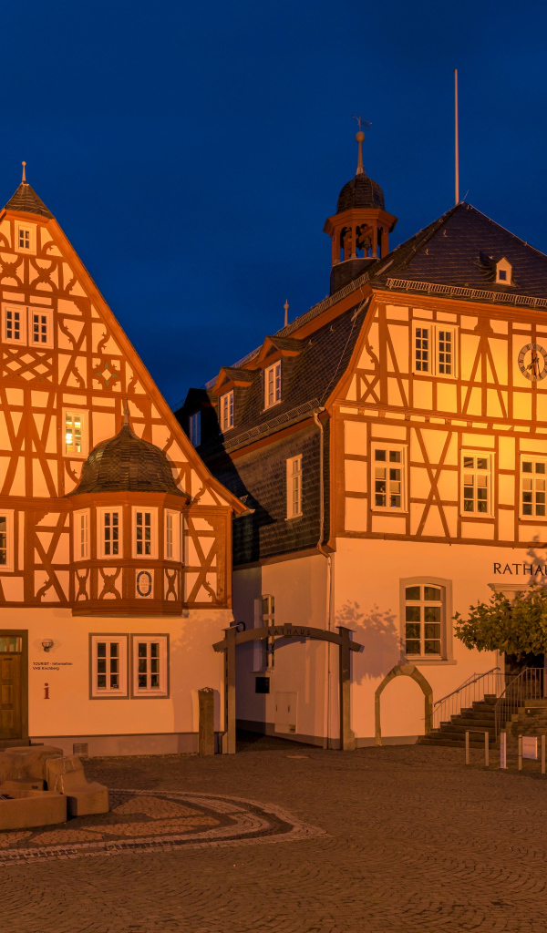 Дома на ночной улице в городе Кирхберг, Германия