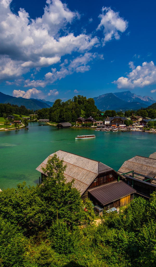 Дома на берегу озера под голубым небом, Германия