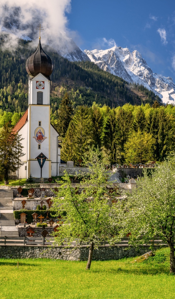 Старая церковь на фоне заснеженных гор, Германия 