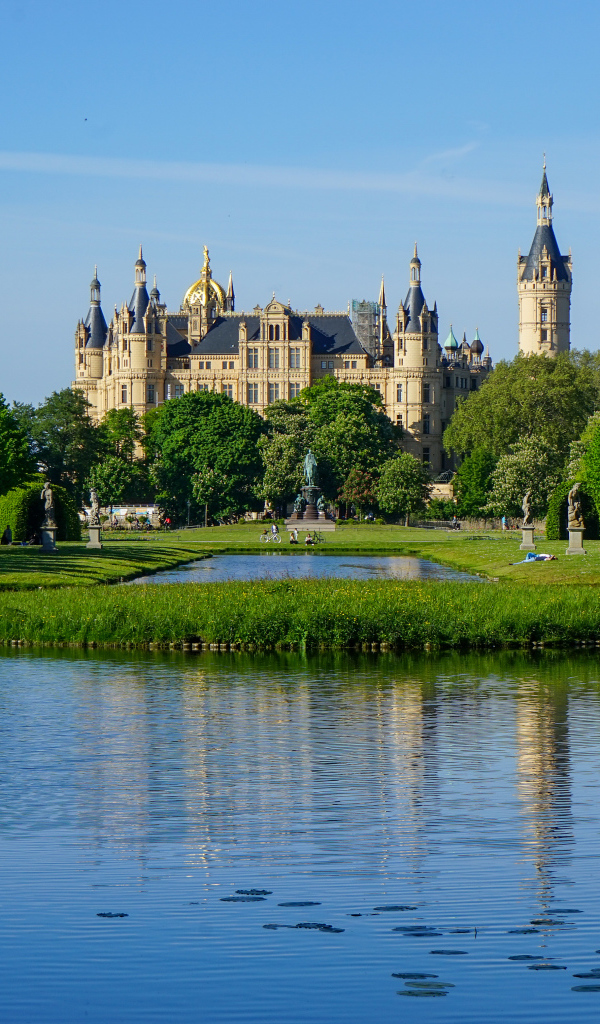 Вид на красивый Шверинский замок у пруда, Германия 