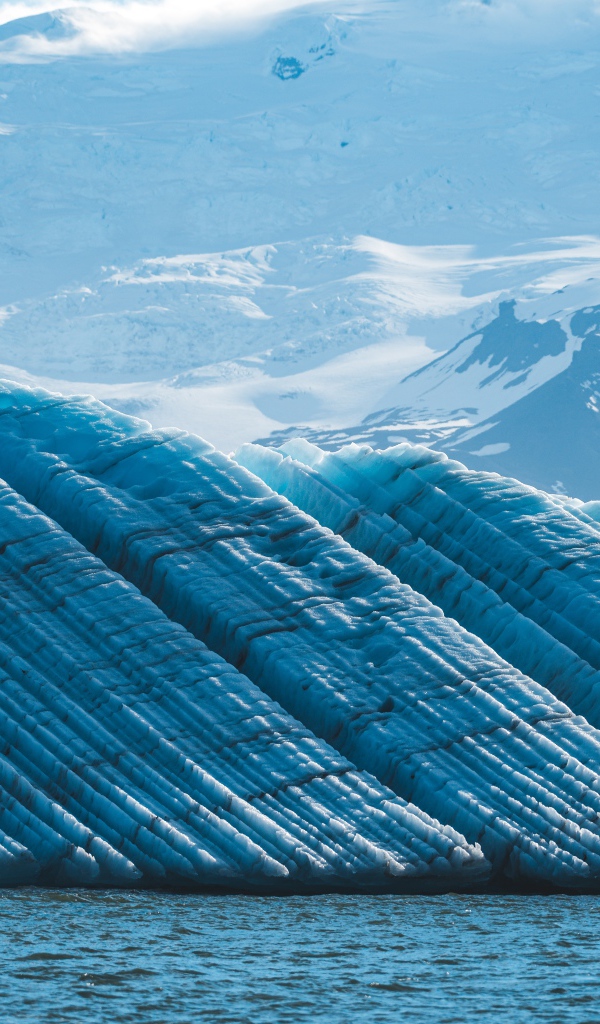 Большой голубой ледник и заснеженные горы Исландии