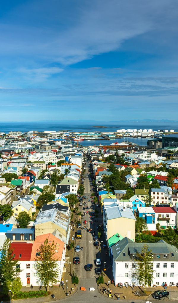 Вид на дома в городе под голубым небом, Исландия 