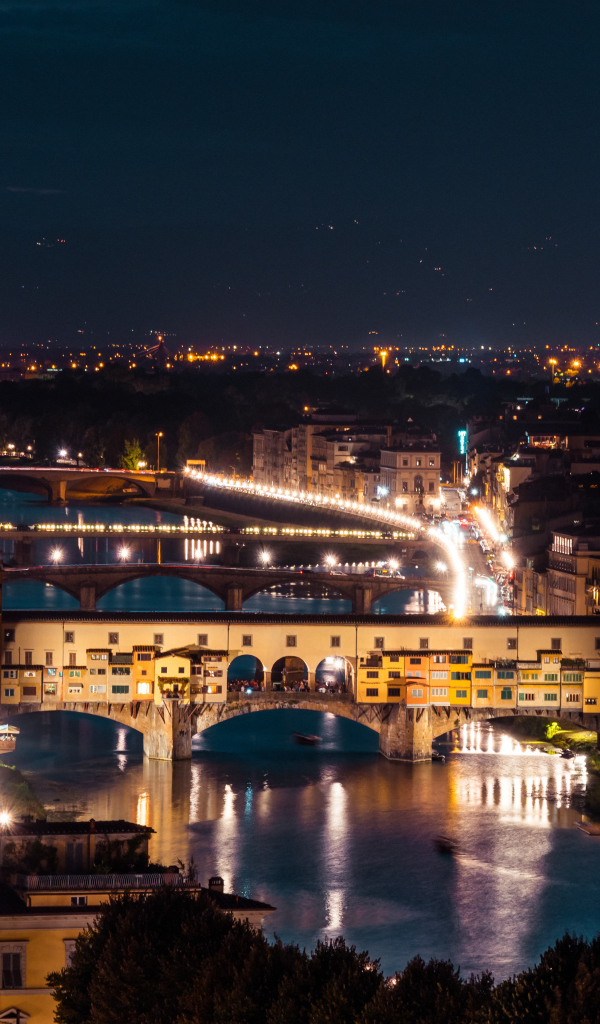 Красивая ночная река у города, Флоренция. Италия
