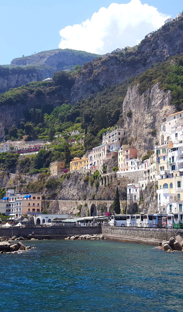 Город на берегу моря на скале, Италия 