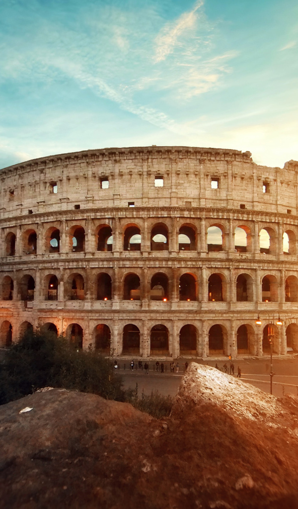 Старинное историческое здание Колизей под красивым небом, Италия