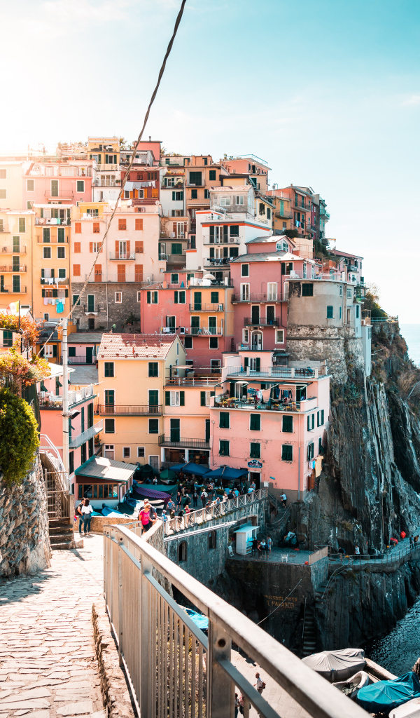 Дома в городе на скале у океана, Италия