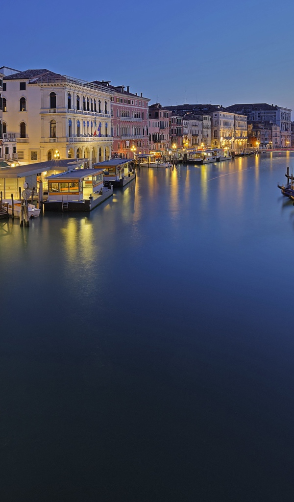Дома на берегу канала вечером, Венеция, Италия