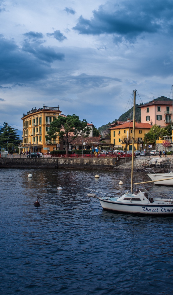 Вид на коммуну Варенна у моря, Италия