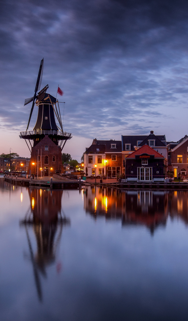 Красивый вечерний вид на город у реки, Нидерланды 