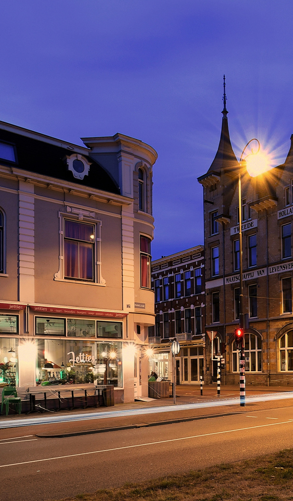 Дома на ночной улице в Нидерландах 