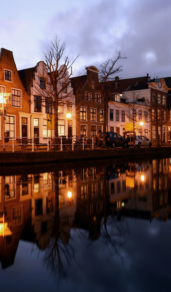 Дома на берегу канала вечером, Нидерланды 