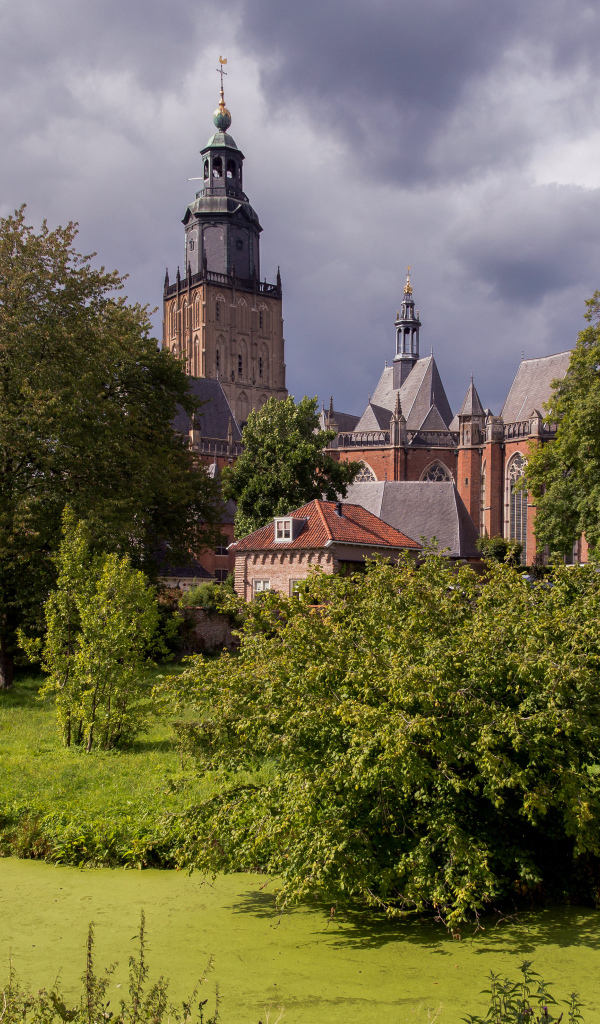 Большой старинный дом в парке, Нидерланды 