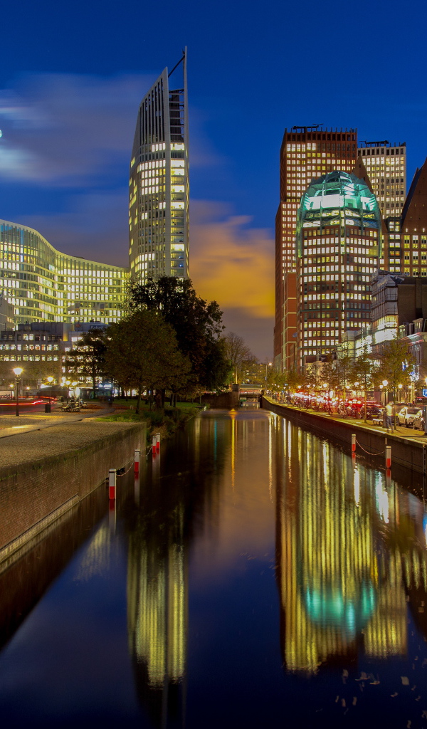 Ночные небоскребы отражаются в воде канала, Нидерланды 